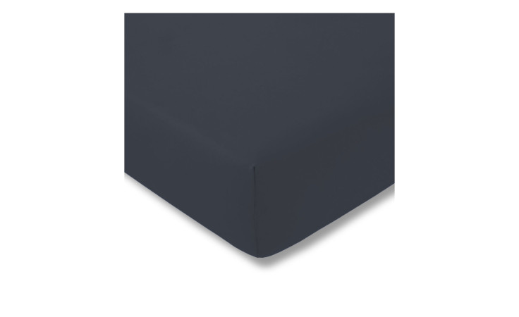 Eine Nahaufnahme des Estella Jersey-Spannbettlakens 100 x 200 cm in Dunkelblau, sauber über eine Matratzenecke gelegt.