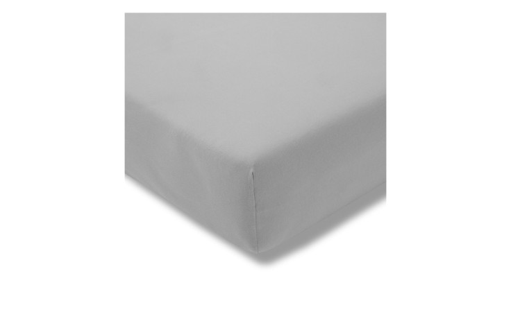 Nahaufnahme eines Estella Jersey-Spannbettlakens 100 x 200 cm in Grau, sauber über eine Matratzenecke gelegt.