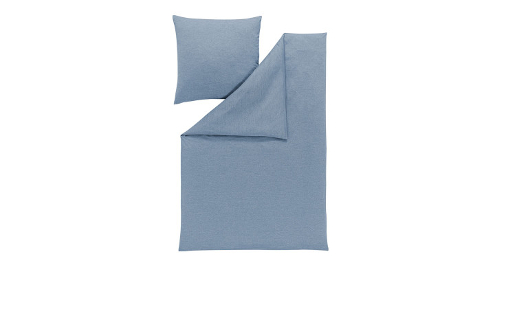 Die Estella Mako-Jersey-Bettwäsche Takoma 135x200cm in blau ist auf weißem Grund ordentlich angeordnet.