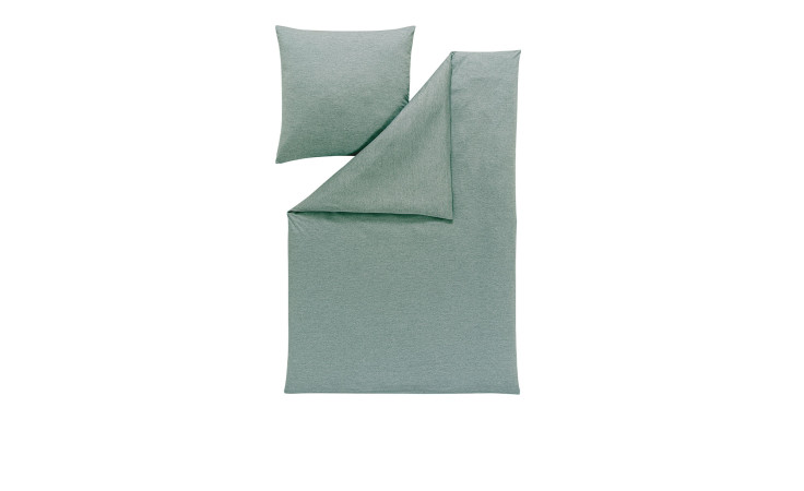 Estella Mako-Jersey-Bettwäsche Takoma 155x220 cm Set in Salbeigrün mit Bezug und Kissenbezug auf weißem Hintergrund.