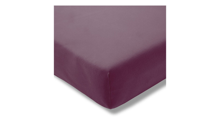 Eine Nahaufnahme eines Estella Jersey-Spannbettlakens 100 x 200 cm in Pflaume, sauber über eine Matratze gelegt.