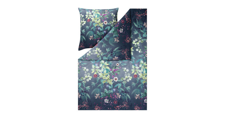 Die Mako-Satin-Bettwäsche Bonny 155 x 220 cm zeigt ein dunkelblaues, florales Muster mit grünen, lila und weißen Akzenten.