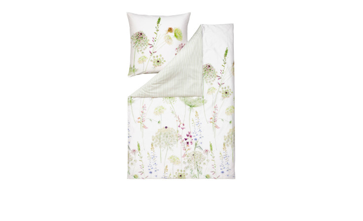 Mako-Satin-Bettwäsche Meadow 155 x 220 cm mit grünen und pastellfarbenen Blumen; Kissenbezug und gefaltete Decke abgebildet.