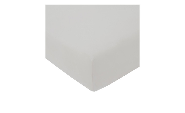 Nahaufnahme eines Estella Jersey-Spannbettlakens 100 x 200 cm über einer Matratzenecke auf weißem Hintergrund.