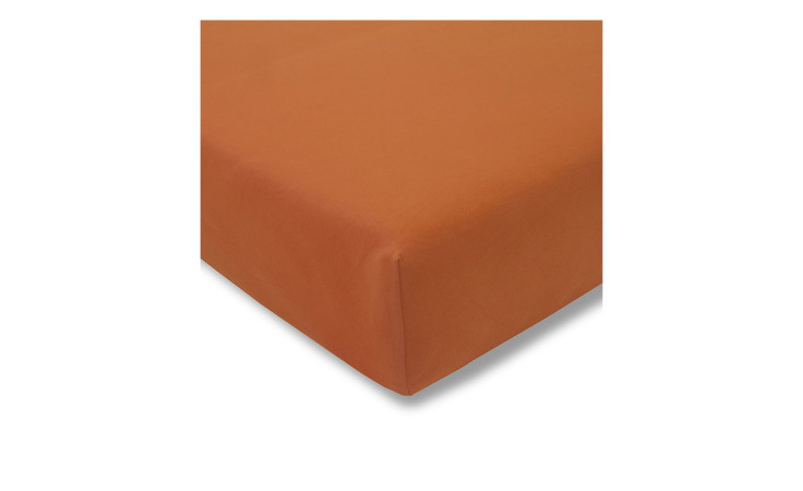 Nahaufnahme eines ordentlich gemachten Bettes mit einem orangefarbenen Estella Jersey-Spannbettlaken, 100 x 200 cm, das die glatte Ecke zeigt.