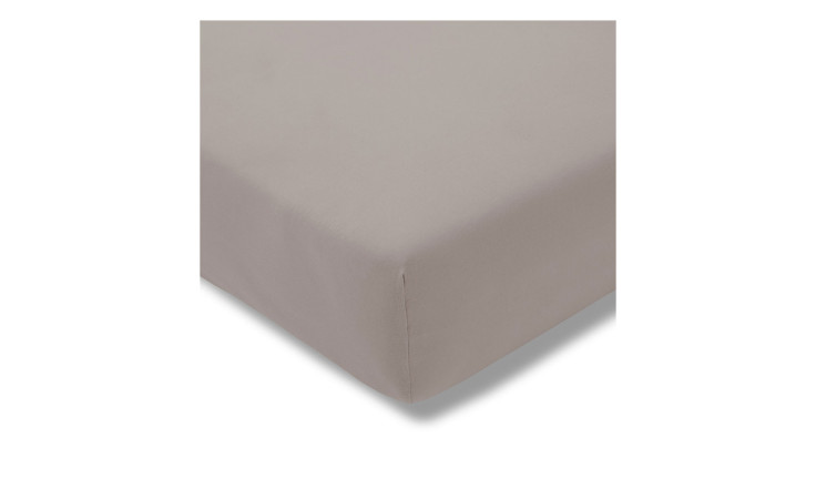 Nahaufnahme eines Estella Jersey-Spannbettlakens 100 x 200 cm in Beige, das eine Matratzenecke vor einem weißen Hintergrund bedeckt.