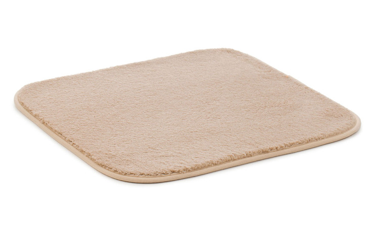 Der Gözze Badteppich Rio Premium 50x45cm ist ein sandbeiger Kunstfaser-Badeteppich mit abgerundeten Ecken.