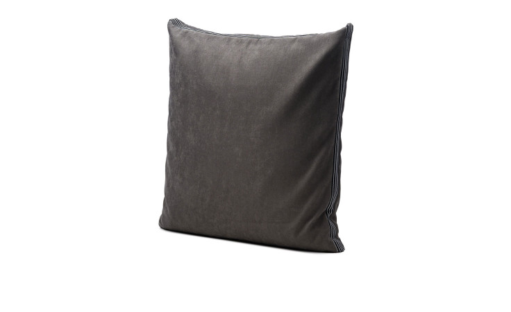 Eine dunkelgraue Ambiente Trendlife Kissenhülle Dali 50x50 cm steht aufrecht vor einem weißen Hintergrund.