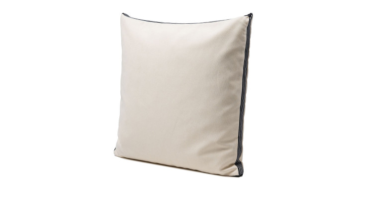 Die Ambiente Trendlife Kissenhülle Dali 50x50 cm ist eine quadratische, cremefarbene Kissenhülle mit schwarzer Paspel aus weicher Kunstfaser.