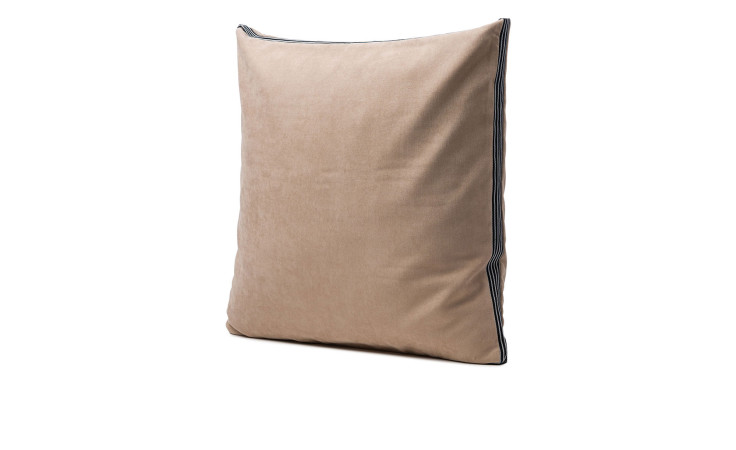 Die Ambiente Trendlife Kissenhülle Dali 50 x 50 cm ist eine große rechteckige beige Kissenhülle mit schwarzer Paspel.