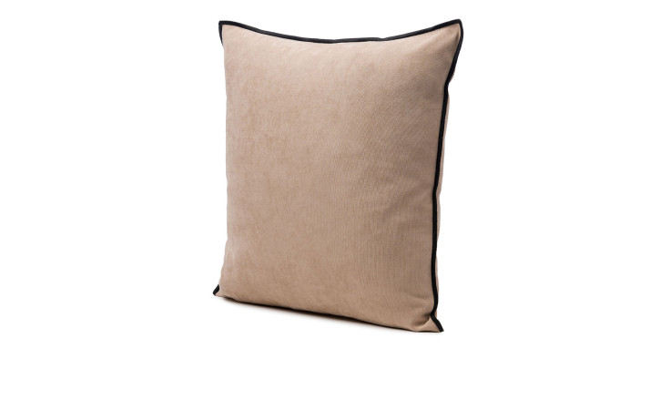 Die Ambiente Trendlife Kissenhülle Dali 40x40 cm in Beige mit schwarzer Paspel steht aufrecht auf weißem Grund.