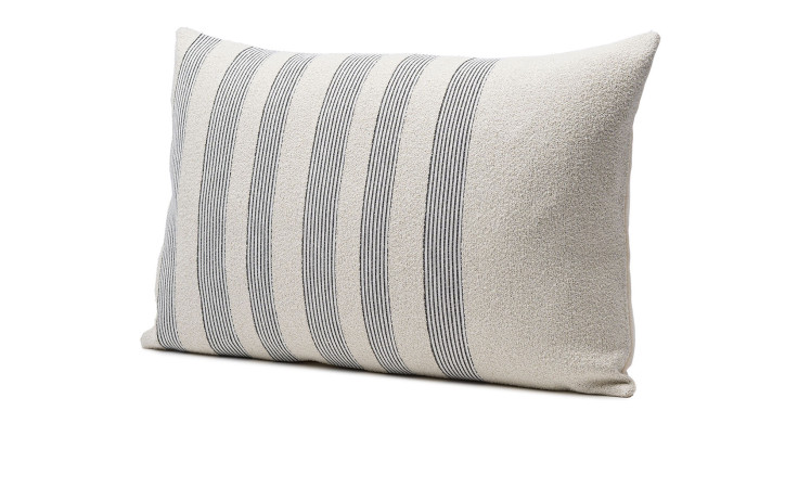 Kissenhülle Castellan 35 x 55 cm von Ambiente Trendlife, creme mit schwarzen und weißen Streifen vor weißem Hintergrund.