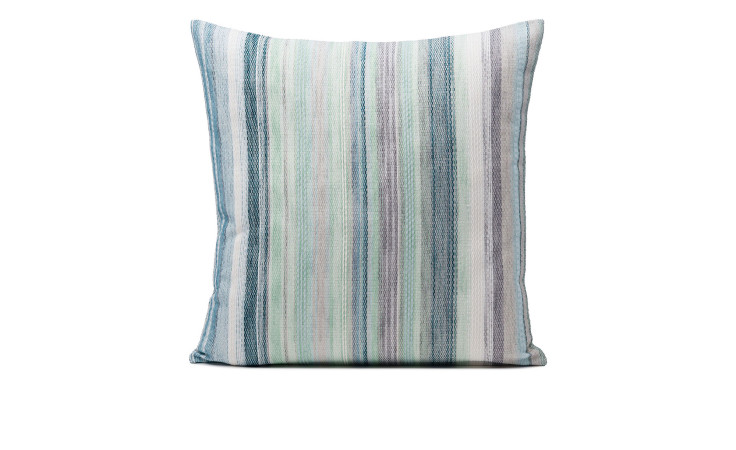 Kissenhülle Pina Colada 50x50 cm von Ambiente Trendlife mit blauen, grünen und weißen Streifen auf weißem Hintergrund.