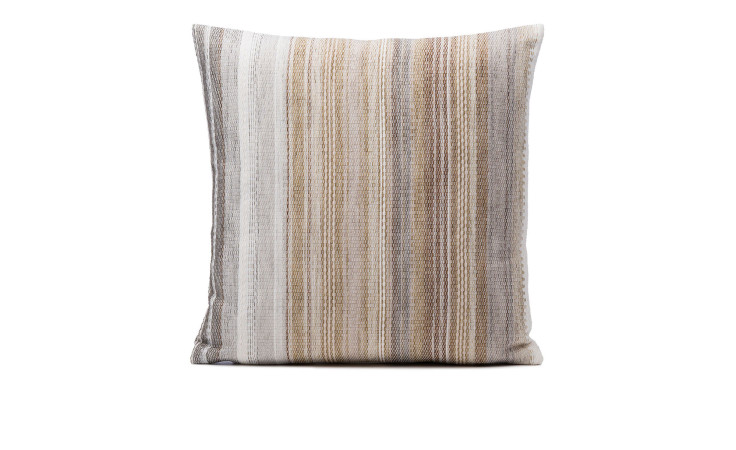 Ambiente Trendlife Kissenhülle Pina Colada 40x40 cm mit beige, braun, grau gestreiftem Muster auf weißem Synthetikstoff.