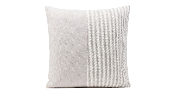 Ambiente Trendlife Kissenhülle Duke 40x40 cm, glatt links & strukturiert rechts, Elfenbein-Weiß auf weißem Hintergrund.