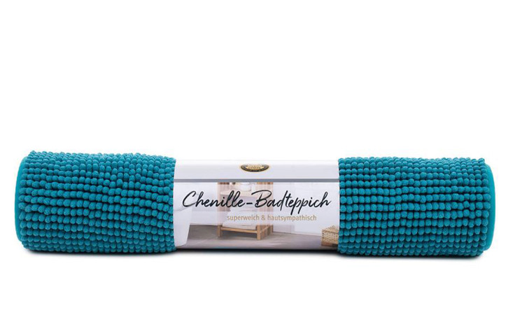 Ein aufgerollter Gözze Badteppich Chenille 50 x 70 cm mit einem Etikett mit der Aufschrift Chenille-Badteppich.