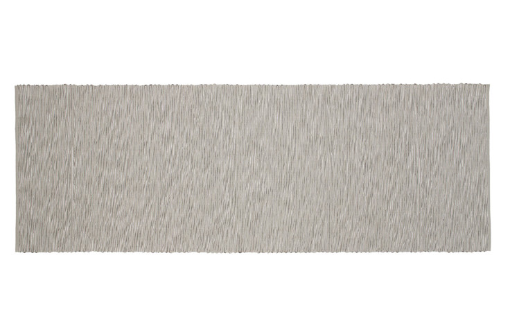 Der Ambiente Trendlife Tischläufer Merano 50 x 140 cm ist ein silberner Tischläufer mit hellgrauen, vertikalen Wellenlinien.