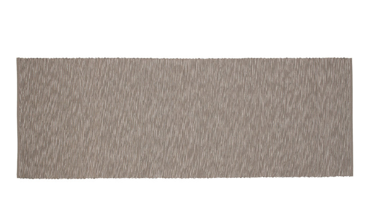 Der Tischläufer Merano 50 x 140 cm von Ambiente Trendlife ist ein taupefarbener, gestreifter Tischläufer auf weißem Grund.