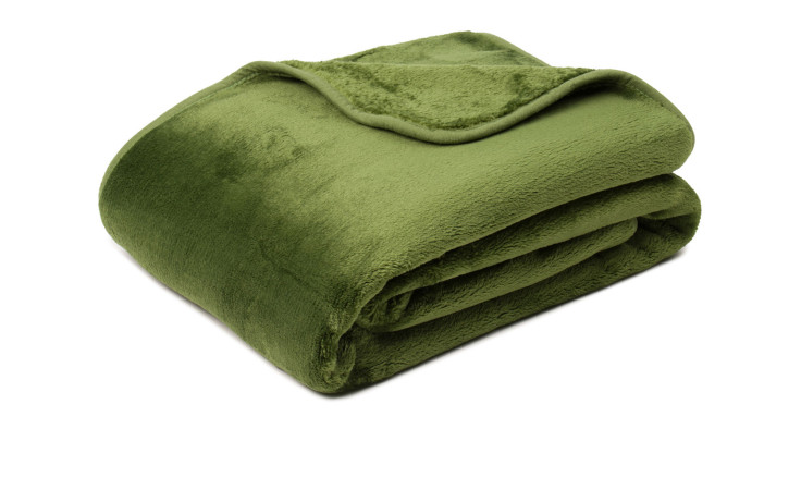 Eine gefaltete, plüschige Gözze Wohndecke Premium Cashmere Feeling 130x170cm in dunkelgrüner Microfaser auf weißem Grund.