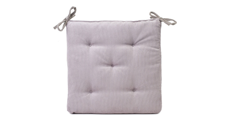 Das Ambiente Trendlife Sitzkissen Capri 40x40 cm ist ein hellgraues, quadratisches, getuftetes Sitzkissen mit zwei oberen Stoffbändern.