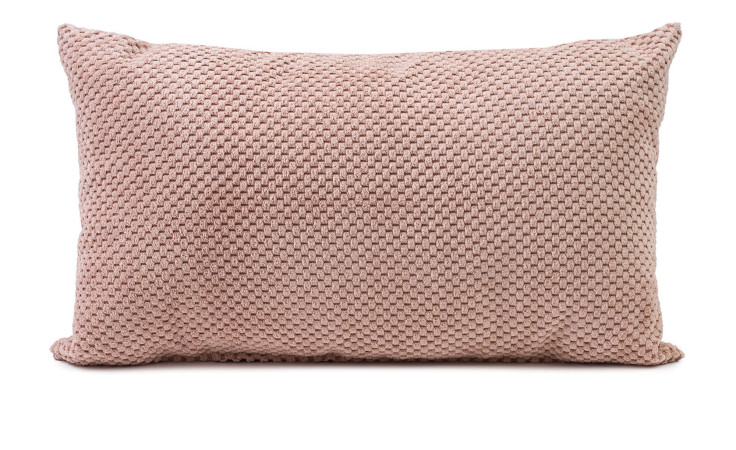 Das Ambiente Trendlife Kissen Sven 30 x 50 cm zeigt sich mit einem Strukturstrick in Altrosa auf weißem Grund.