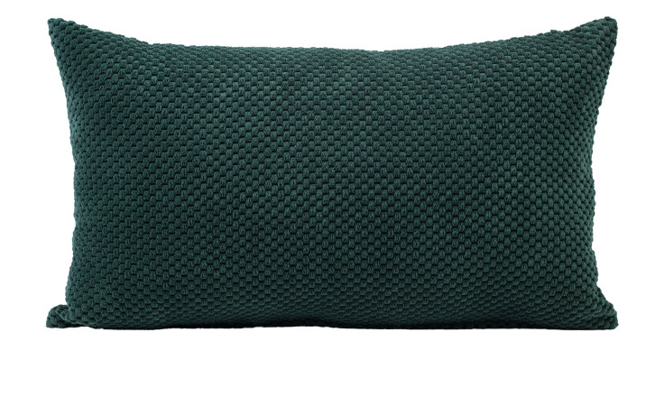 Kissen Sven 30 x 50 cm von Ambiente Trendlife aus dunkelgrüner Synthetikfaser mit Strickmuster vor weißem Hintergrund.