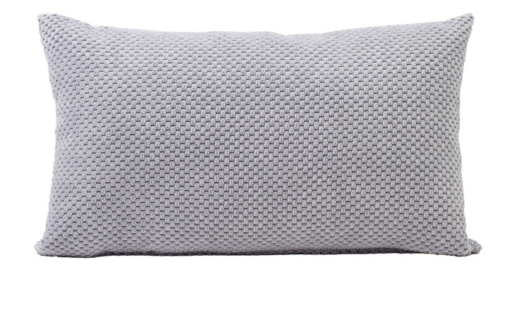 Das Ambiente Trendlife Kissen Sven 30 x 50 cm ist ein rechteckiges, silbernes Kissen mit einem hellgrauen, synthetischen Flechtmuster.