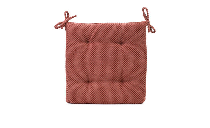 Das Ambiente Trendlife Sitzkissen Sven 40x40 cm ist ein quadratisches, strukturiertes Beere Rot Sitzkissen mit zwei oberen Bindebändern.