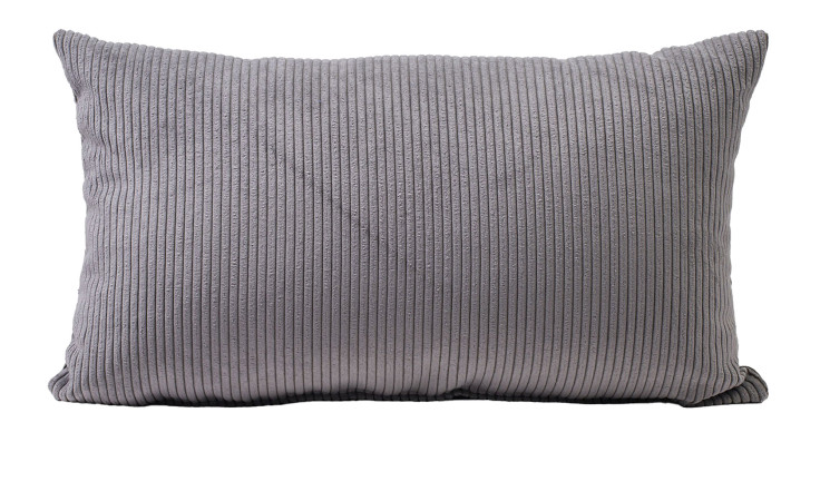 Das Ambiente Trendlife Kissen Capri 30 x 50 cm ist ein geripptes anthrazitfarbenes Cordkissen auf weißem Grund.