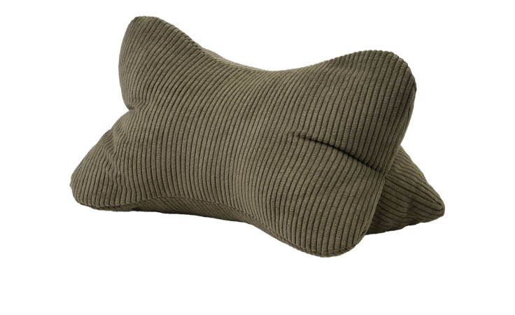 Ein dunkelgrünes, geripptes Jaquard Lesekissen Capri 40 x 25 cm von Ambiente Trendlife auf weißem Grund.