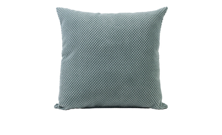 Das Ambiente Trendlife Kissen Sven 60 x 60 cm in Hellblau zeigt ein Strickmuster auf weißem Grund.