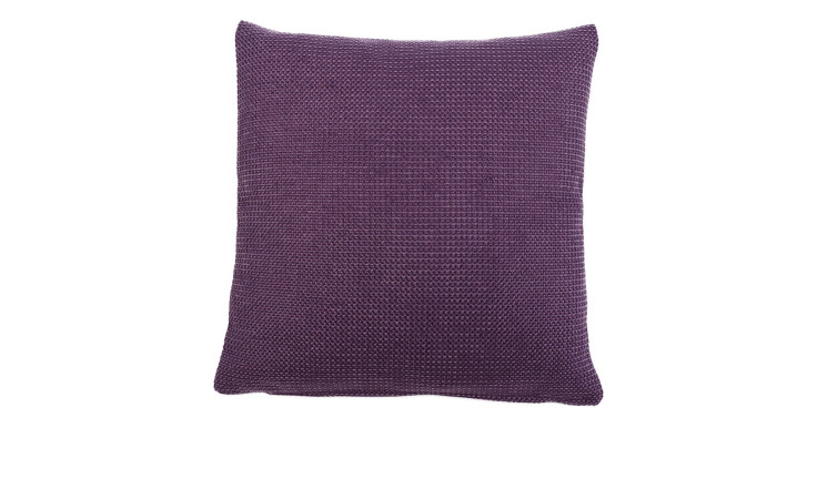 Eine quadratische Ambiente Trendlife Kissenhülle Dallas 40x40 cm in lila Synthetikfaser auf weißem Hintergrund.