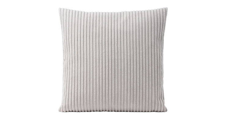 Die Kissenhülle Anafi 40 x 40 cm von Ambiente Trendlife ist eine hellgraue, gerippte, rechteckige Synthetik-Kissenhülle.
