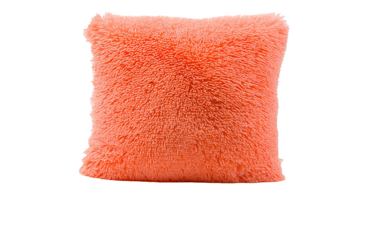 Kissen Crazy 45 x 45 cm von Ambiente Trendlife, apricot-orange, zottelige Kunstfaser auf weißem Grund.