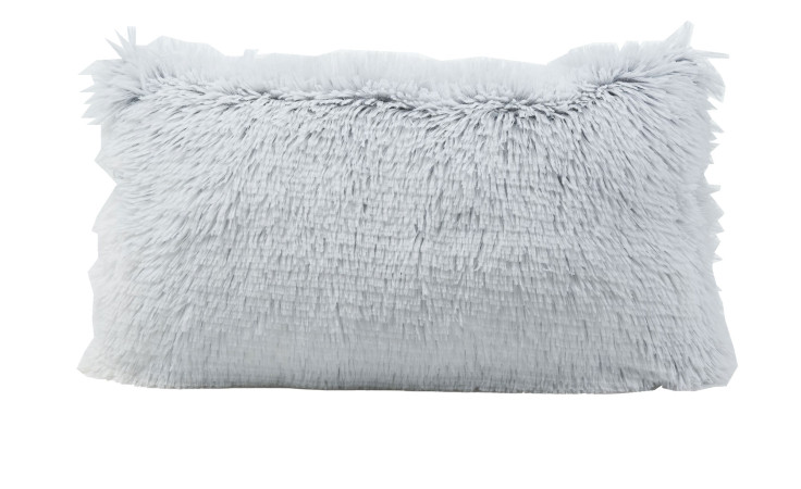 Das Ambiente Trendlife Kissen Crazy 30 x 50 cm ist ein weißes, flauschiges Synthetikkissen mit ausgefransten Kanten.