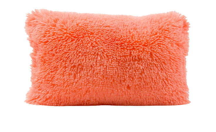 Das Kissen Crazy 30x50 cm von Ambiente Trendlife ist ein zotteliges, apricot-orangefarbenes Synthetik-Kissen auf weißem Grund.