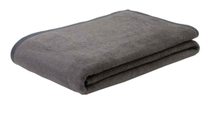 Eine gefaltete Kuscheldecke Arizona 150x200 cm von Ambiente Trendlife, zartgrau mit anthrazitfarbenem Rand auf weißem Grund.