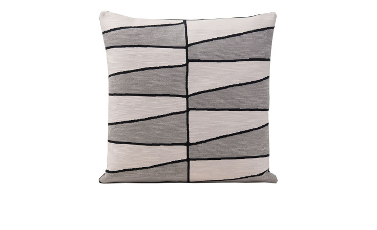 Kissenhülle Picolino 50x50 cm von Ambiente Trendlife mit Schwarz-Linienmuster auf grau-weißem Hintergrund.