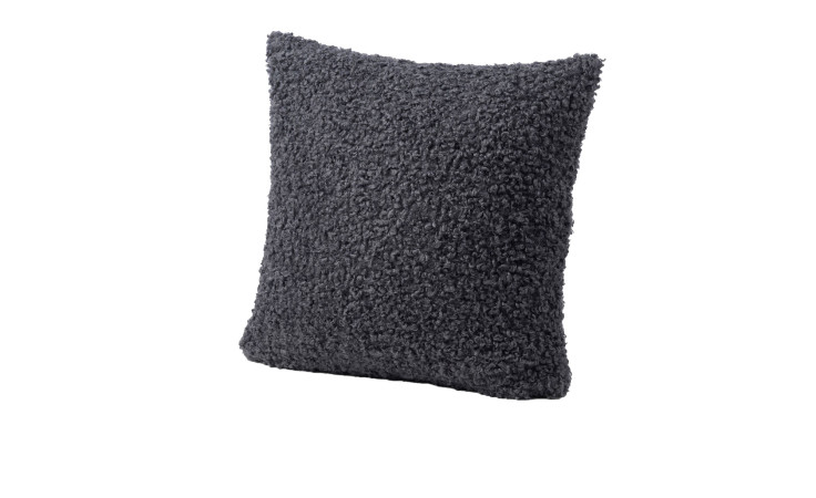 Die Ambiente Trendlife Kissenhülle Rolf 50x50 cm in Graphit-Schwarz Synthetikfaser auf weißem Grund.