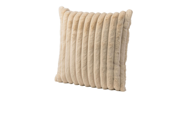 Beigefarbene, quadratische Kissenhülle Vito 50x50 cm von Ambiente Trendlife mit gerippter, plüschiger Struktur auf weißem Untergrund.