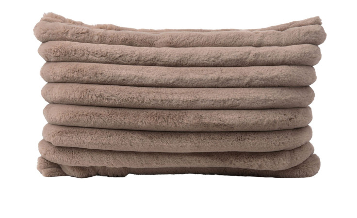 Das Ambiente Trendlife Kissen Vito 30x50 cm ist ein taupefarbenes, rechteckiges, geripptes Plüschkissen auf weißem Grund.