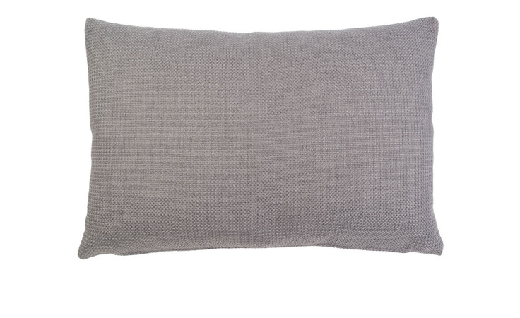 Die Ambiente Trendlife Kissenhülle Dallas 40 x 60 cm ist eine rechteckige, silberne Strukturkissenhülle auf weißem Grund.