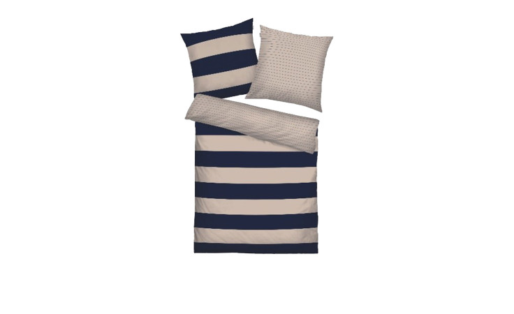 Ein Bett mit TOM TAILOR Renforce-Bettwäsche (navy/beige gestreift) 155x220 cm, plus ein gestreiftes Kissen und ein beiges.