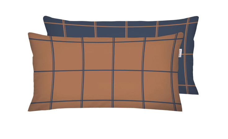 Zwei TOM TAILOR Flanell-Kissenhüllen (40x80 cm): braun mit blauen Linien & dunkelblau mit braunen Linien.