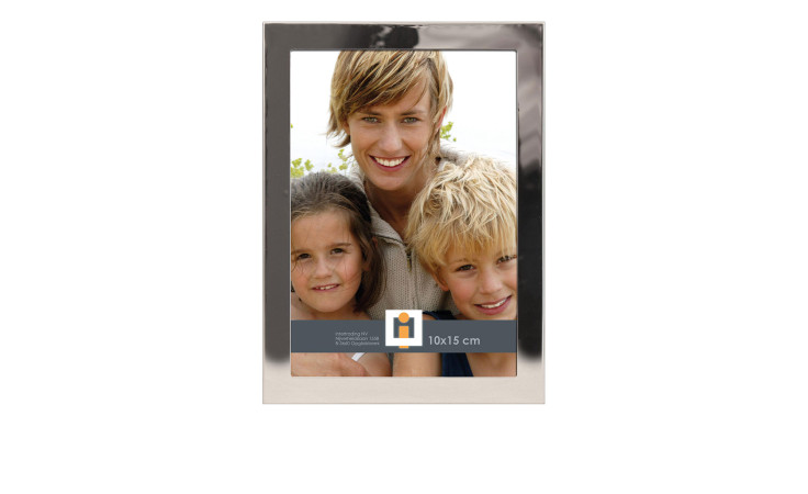 Der Intertrading Metallrahmen Colorado 10 x 15 cm zeigt einen fröhlichen Erwachsenen mit zwei lachenden Kindern im Freien.