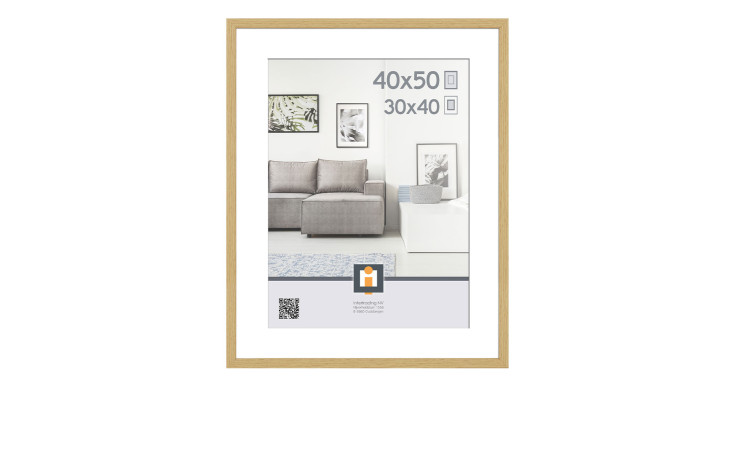 Ein beiger Intertrading Kunststoffrahmen Madrid 40x50 cm rahmt ein Wohnzimmer mit grauem Sofa und Wandkunst ein.