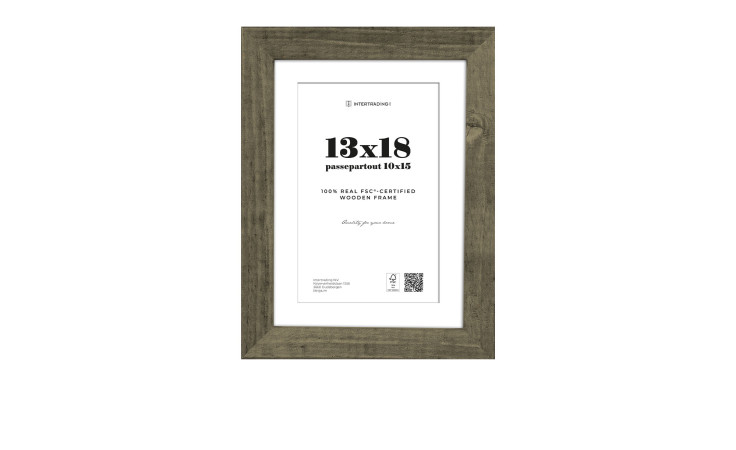 Der Holzrahmen Toronto 13x18 cm ist ein holzfarbener Rahmen mit einem weißen Passepartout und schlichtem, rustikalem Design.