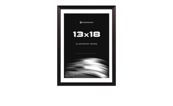 Der Metall-Bilderrahmen Toledo 13 x 18 cm ist ein schwarzer Aluminiumrahmen mit einem modernen silbernen Wellen-Design-Einsatz.