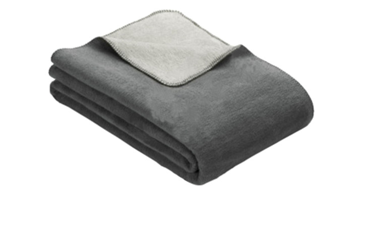 Heimdecke Doubleface 150 x 200 cm, anthrazitfarbenes Vlies mit hellgrauer Unterseite, weiches Mischgewebe, auf weißem Grund.