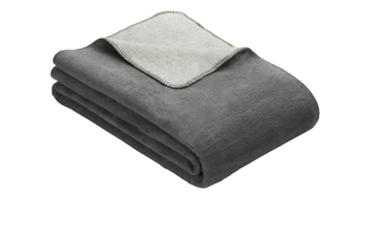 Eine gefaltete Kniedecke Doubleface 100 x 150 cm, zweifarbige graue Fleecedecke mit hellgrauer Unterseite auf weißem Grund.